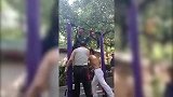 公园两位健壮大爷帮助大妈单杠绕环 这波绝技看呆众人