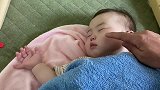 爸爸疯狂骚扰熟睡的宝宝，当宝宝睁眼看见爸爸，第一眼却是微笑