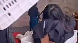 快递还能邮人，大妹子真会玩
