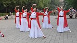 北京玲珑公园杜老师舞团晓红领舞，舞姿优美太赞了，很多人围观