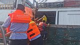 海南三亚：渔船进水倾斜，民警联合景区紧急救援