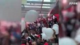阿尔维斯加盟圣保罗盛况：球迷走上街头高歌 就像过巴西狂欢节