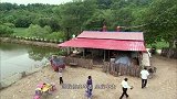 小伙去给美女送花，没想到遇到情敌