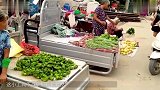 把喇叭对准摩托车排气管，听声音感觉摩托车安装了两个消音器