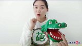 小姐姐吃趣味“假牙棒棒糖”，粉红牙龈下不去口，舔完沦陷真香甜