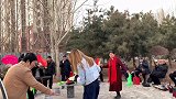 47岁的我，超爱一身休闲，一身黑，这样穿出门，别人都说我又帅又酷，都说我至少有165的个子，是真的吗？