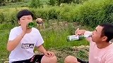 老公偷偷出门喝酒，巧遇媳妇来查岗，随后的操作一看就是过来人！