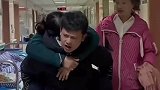 女婿背丈母娘上医院，拿钱给媳妇