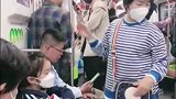 或许是学习太累了，小女孩在地铁上一直打瞌睡