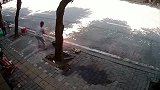 煤气罐起火，被女子一番神操作给盘活了，真给火灭了