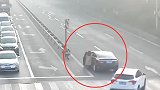 女司机等红灯下车拿东西致溜车 慌忙阻挡中被车门夹