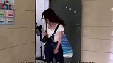 妙龄女子遭尾随，巧用地形化解危机！