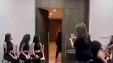 国际T台上的名模，背后的导师竟是个男人，网友：他确实走出了超模的气质