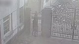 浙江金华：盯上老宅铁门直接徒手搬走 “赚”了137元栽了！