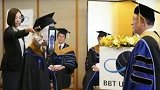 日本一大学举行“云毕业典礼”：机器人替身来领毕业证。
