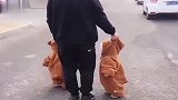 爸爸的带娃活着就好，眼前的这一幕，真是太搞笑了