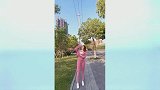 贴身弹力裤很挑身材，只有微胖身材才能驾驭