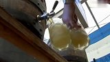 破纪录男子手持29杯69公斤啤酒行走40米