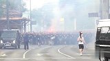足球-17年-震撼！波黑德比赛前球迷焰火游行-专题