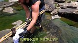 小哥野外钓鱼时，发现河中有异样，走近一看顿时手足无措！