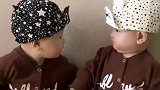龙凤胎哥哥一直盯着妹妹看，难道是觉得妹妹长得太好看了？