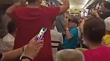 偶遇老年旅行团上车后，老人们开始跳舞唱歌，列车员劝阻无效