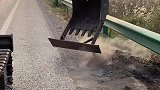 路肩土太高下雨挡水，清理过效果不错，也不知道谁发明的这个创意