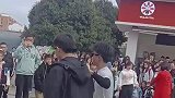 小伙户外直播引围观，网友见状议论纷纷
