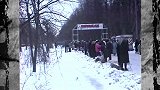 1980年的苏联烧烤摊，竟然在路边雪堆里