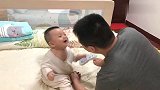 爸爸逗宝宝开心，使出浑身解数，接下来一幕真暖心！