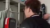 男生在宿舍里练拳，死丫头真有劲