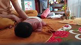 月嫂上门指导宝妈如何训练小宝宝，很少人会这招！