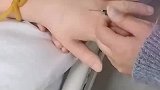 护士生练习扎针看得直让人冒冷汗