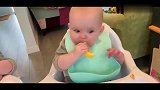 三胞胎小宝宝第一次吃柠檬，接下来宝宝们吃的酸爽呆萌，太可爱了