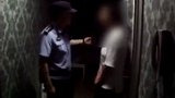 山东一女子醉酒裸睡楼道 质问警察：“我需要保护吗”？