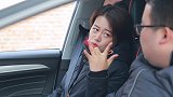 小伙开车接客，没想遇到个不正经小美女，俩人对话太逗了
