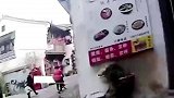 步步是金民警百米狂奔只为说别转钱