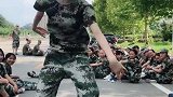 最近这段视频火爆了，军训小姐姐尬舞，一出场就是焦点！