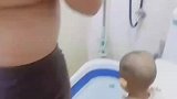 爸爸往洗澡水里加盐，准备调料给宝宝洗澡