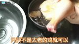 四十五岁的女性最应该吃姜汁热窝鸡，可以补脾补血，防治宫寒