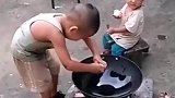 留守儿童给弟弟做饭
