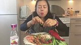 大婶吃三文鱼凉拌面，搭配几根新鲜空心菜