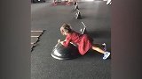 从小就要立志成为健身小美女 萌娃的健身有模有样