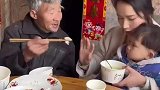 拒绝了爷爷用他的筷子喂孩子，全家人都说我不懂事