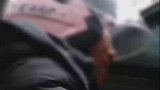 母亲晕车，儿子为其戴上头盔打开天窗