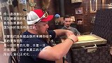 养父打开养子送给他的礼物，瞬间泣不成声，这样的礼物太珍贵