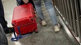 还有这样的妈妈！着急赶火车嫌女儿太吵 女子将女儿放进行李箱拖行