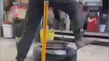 修理工人在拆卸轮胎时发生意外，这一下看着都疼