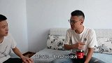 哥俩挑战花式吃泡面，哥哥拿出可乐桶泡面，谁知弟弟用白纸做了碗