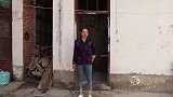 虎妹和大美去买盐，一辆车竟突然冲向虎妹，大美奋不顾身救下虎妹